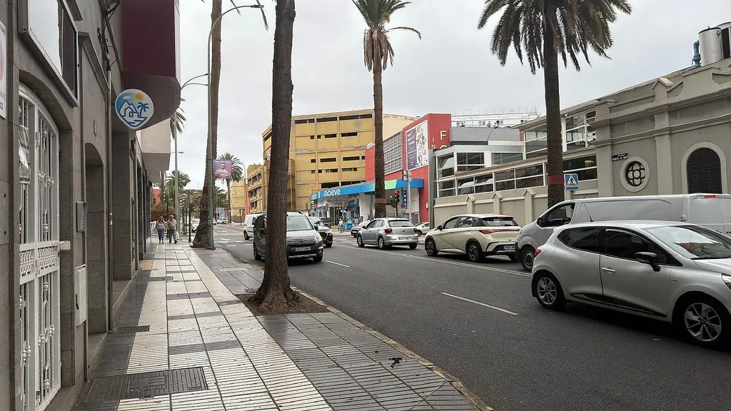 Piso en venta en Avenida Primero de Mayo, 59