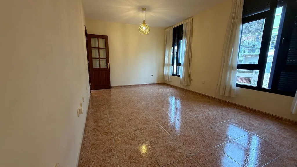 Piso en venta en Avenida Primero de Mayo, 59